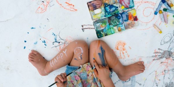 Los ninos, mejor descalzos