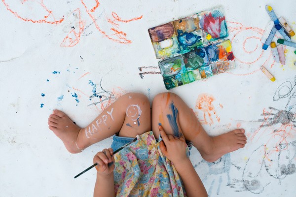 Los ninos, mejor descalzos