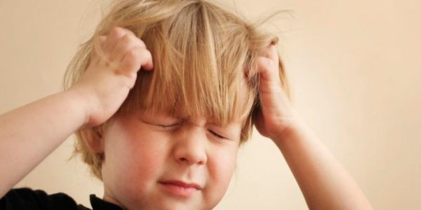 8 cosas que vigilar cuando a tu hijo le duela la cabeza
