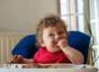 Niños que aprenden a comer solos