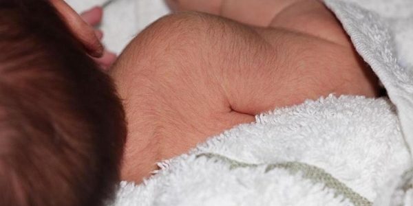 ¿Qué es el lanugo de los recién nacidos?